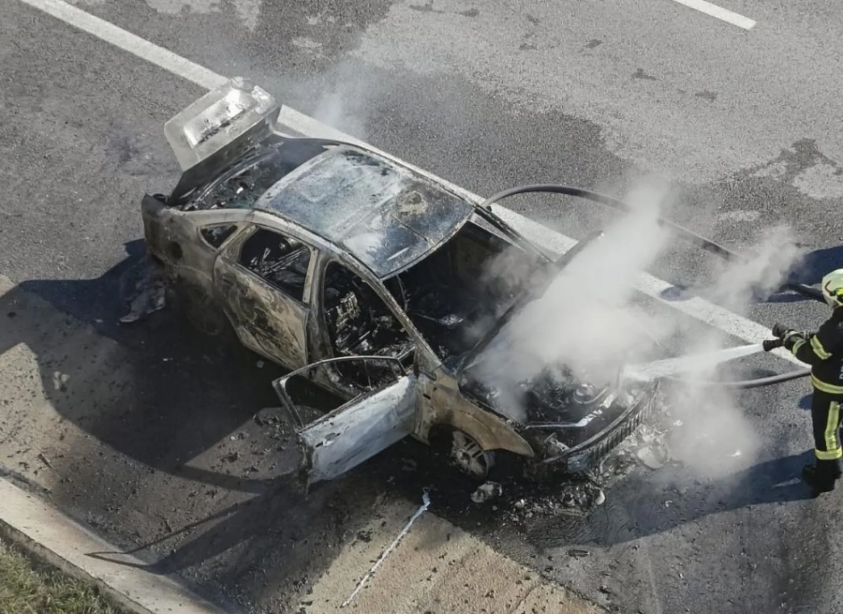 Denizli-Aydın Otoyolu'nda korku dolu anlar! Otomobil alev topuna döndü