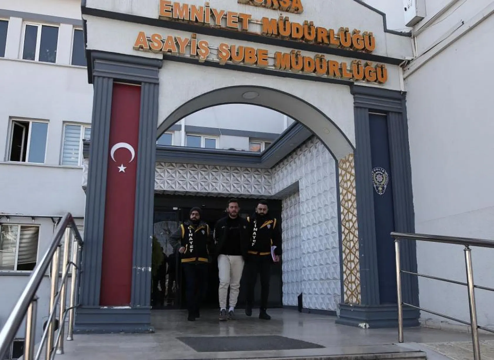 Babasını kız arkadaşına küfür ettiği için öldürmüş