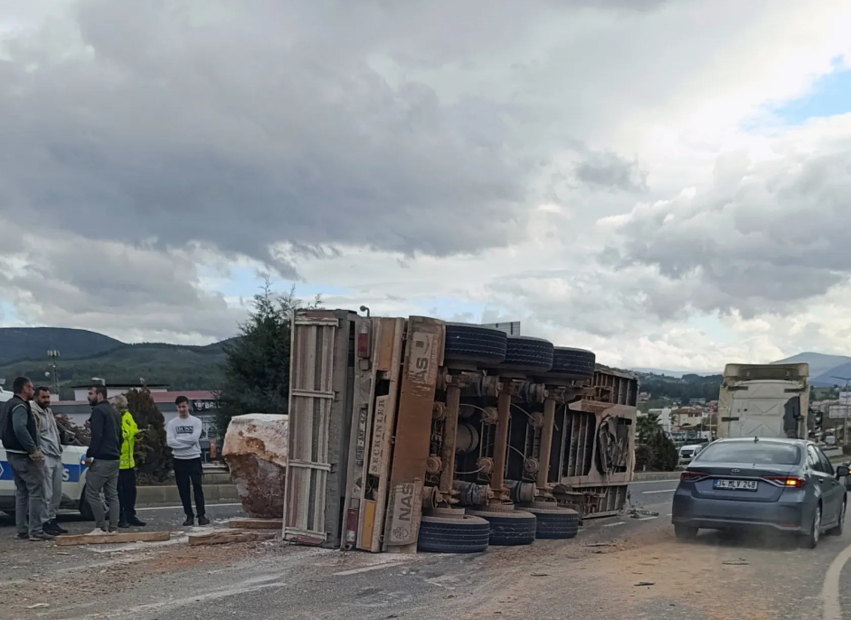 Mermer blok taşıyan Tır'ın dorsesi karayoluna devrildi