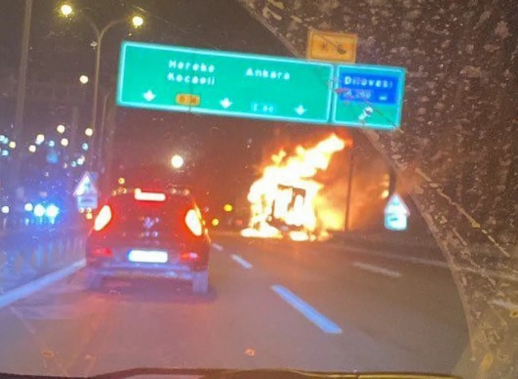 Beyaz eşya yüklü tırın dorsesi alev alev yandı
