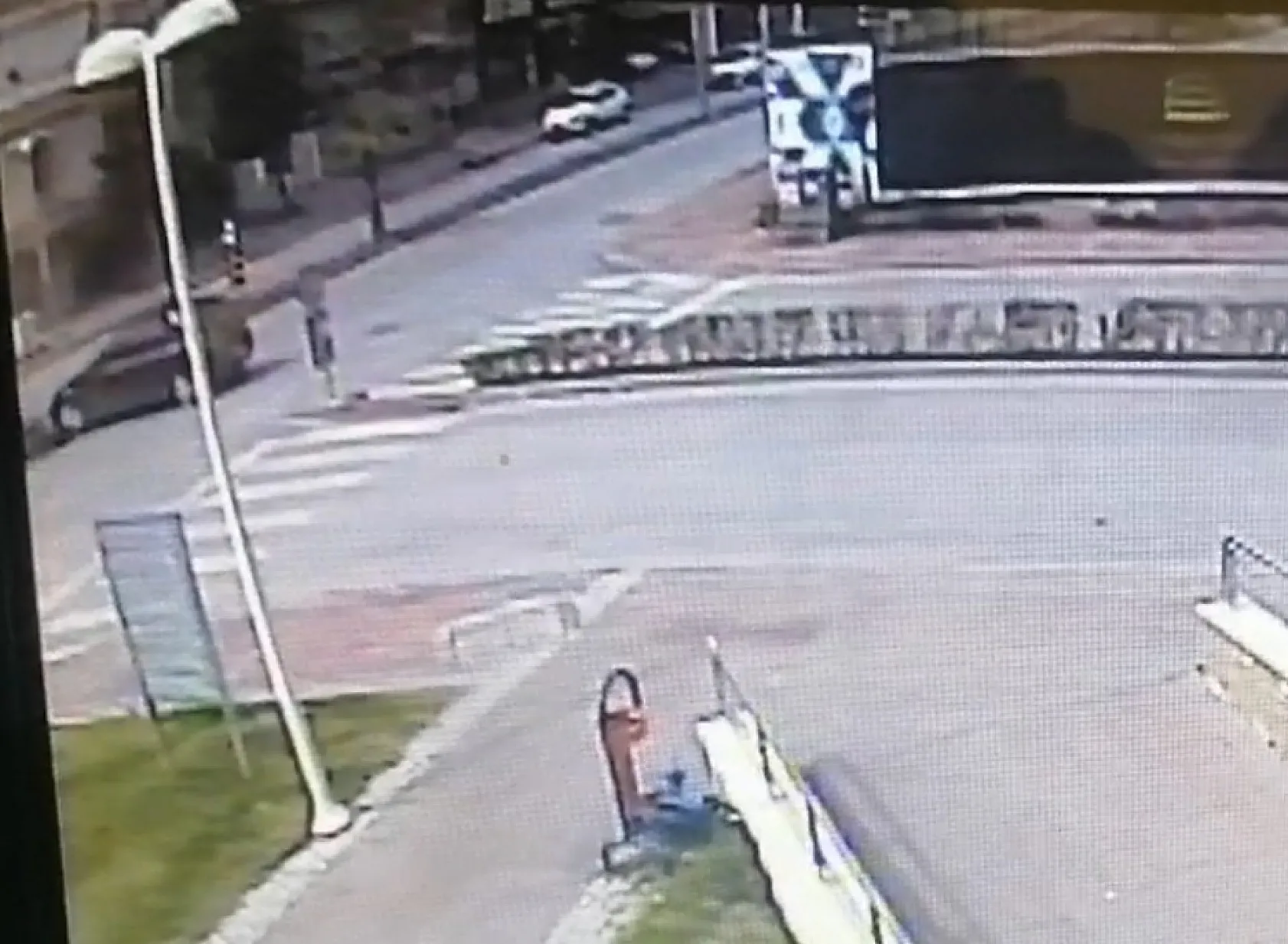 Çarpmanın etkisiyle 15 metre savrulan motosikletin sürücüsü ağır yaralandı