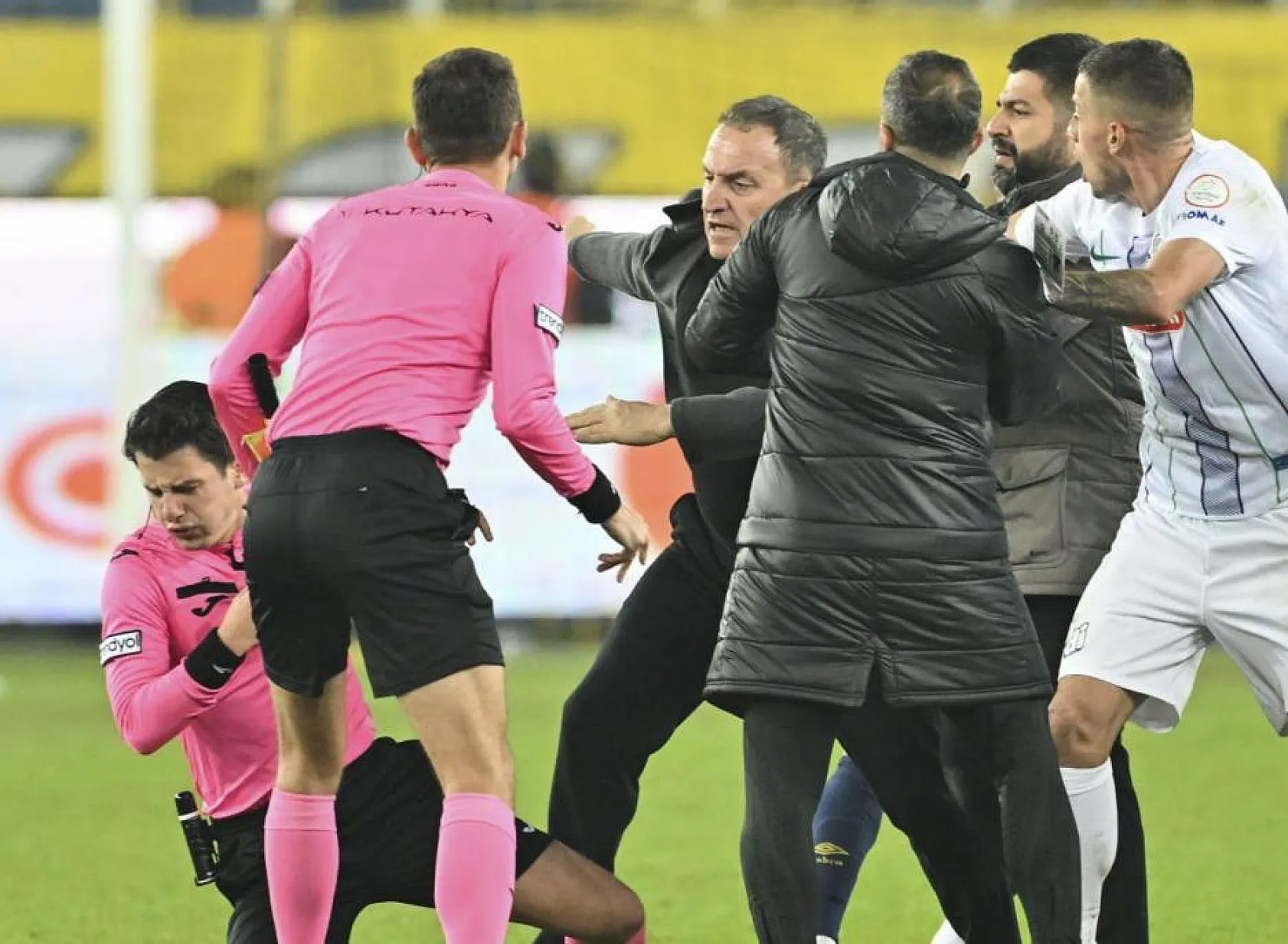 Süper Lig maçında hakeme yumruk atıldı!