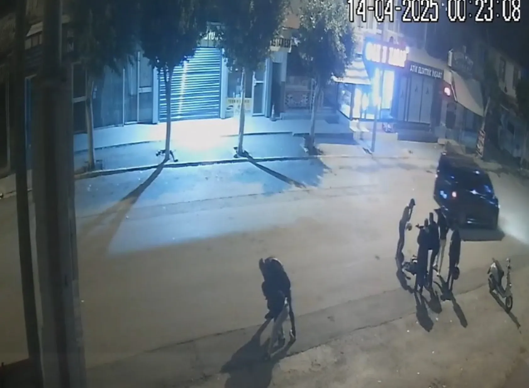 İşe gitmek için babasıyla servis bekleyen genç kadın dehşeti yaşadı