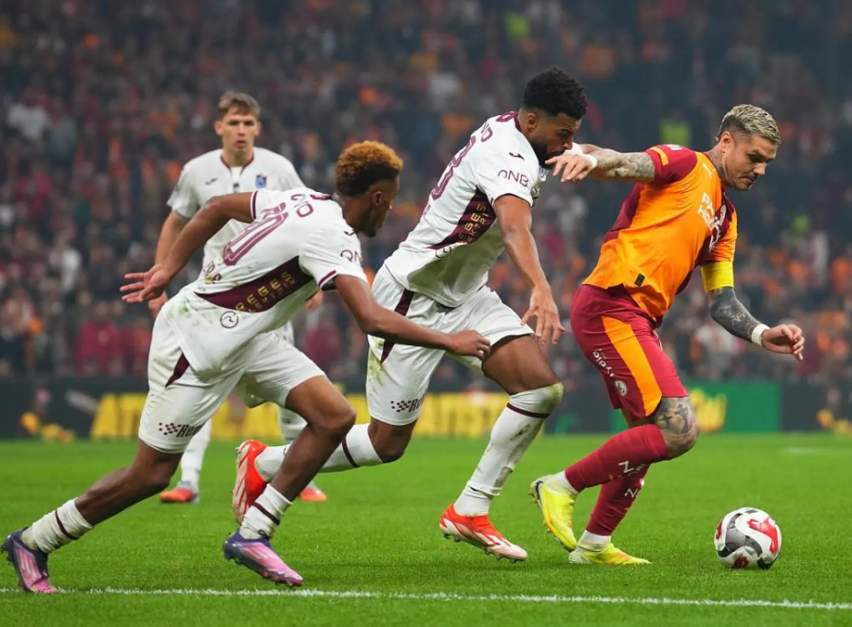 Galatasaray ile Trabzonspor, Turkcell Süper Kupa yarı finalinde karşılaşacak