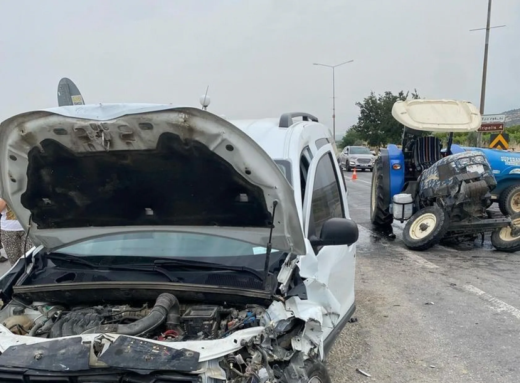 4 aracın karıştığı kazada traktör ortadan 2'ye bölündü
