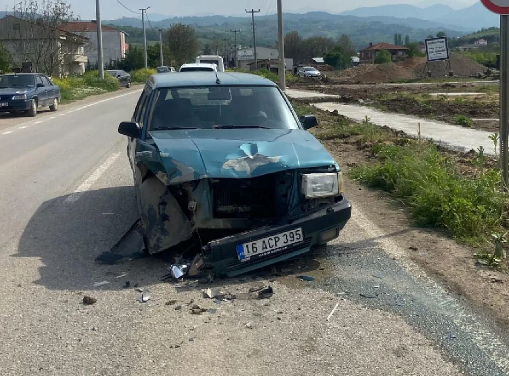 Traktör ile otomobil çarpıştı: 1'i çocuk, 3 yaralı