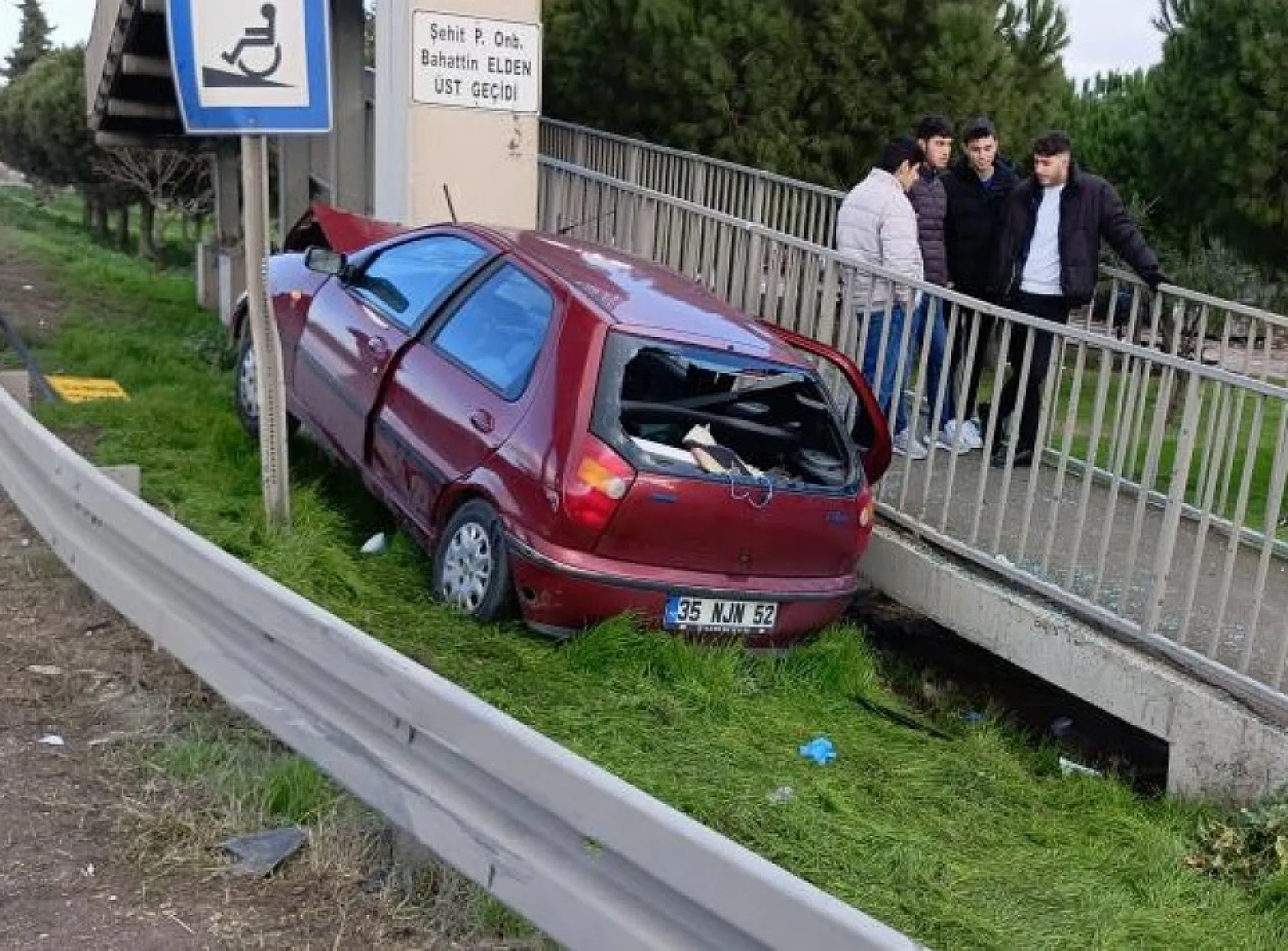 Otomobil üst geçide çarptı: 1 ölü, 1 yaralı