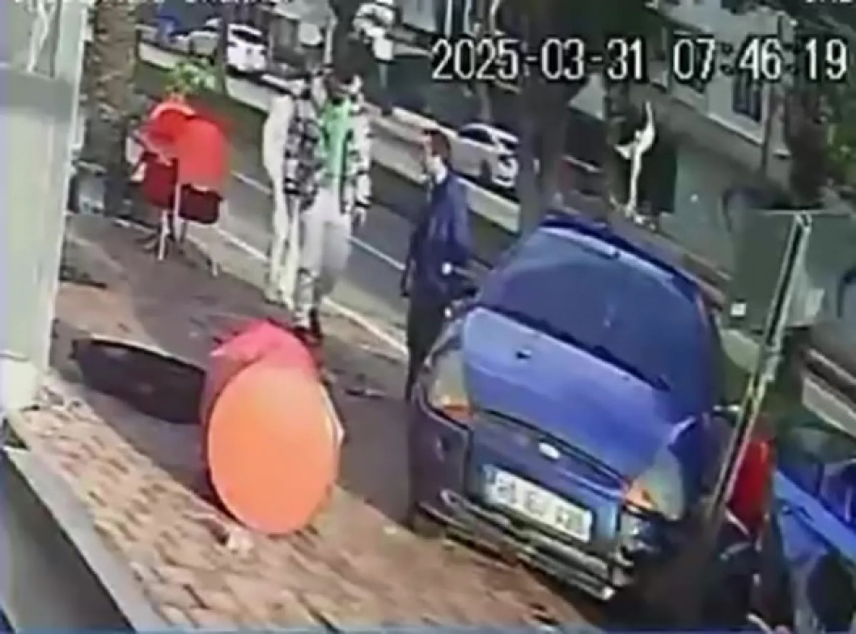 Lüks otomobiliyle 1 araç ve 6 motosikleti hurdaya çevirdi, rahat tavırları ile dikkat çekti