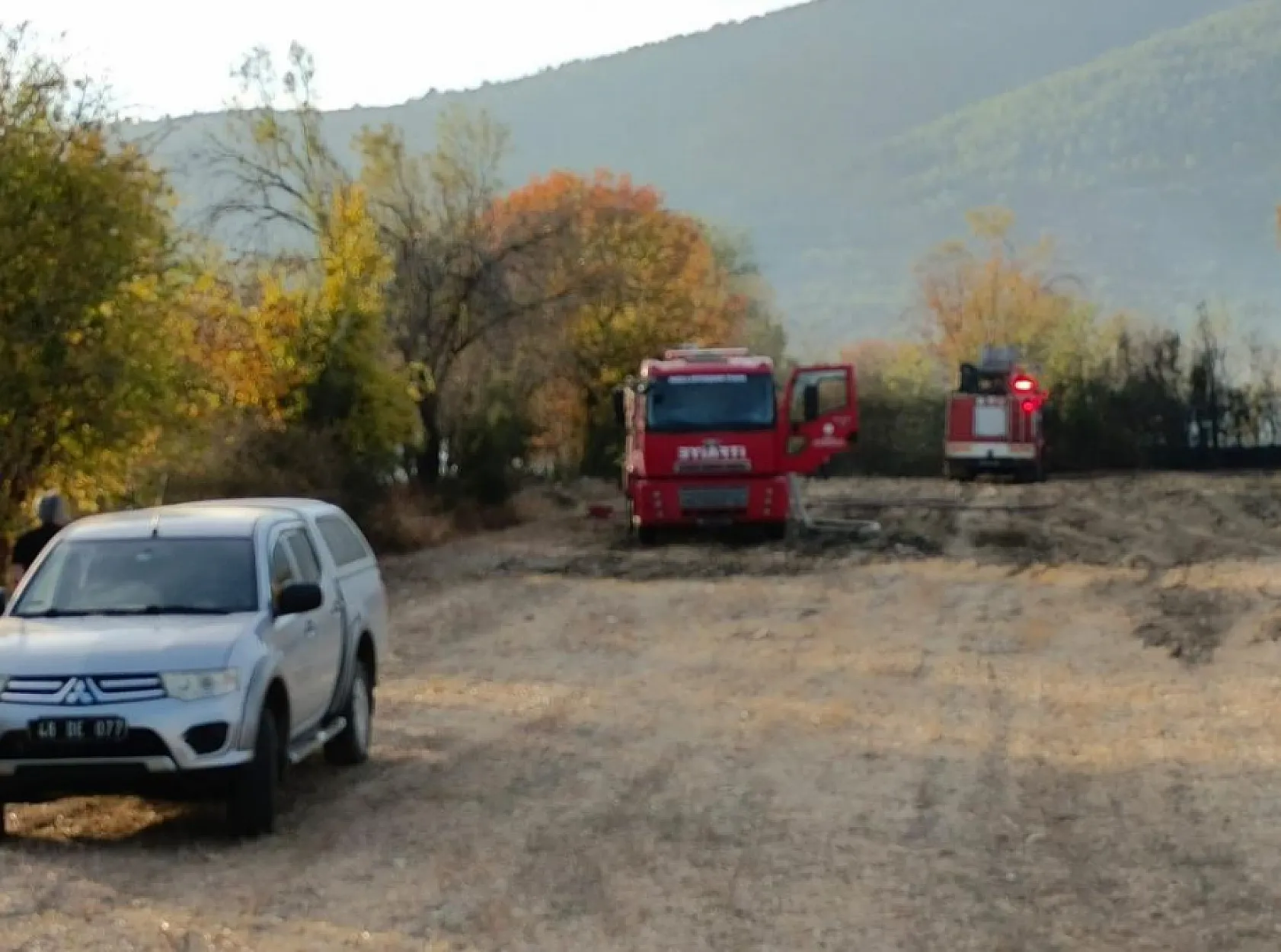 Bahçede çıkan yangın ağaçlık alana sıçramadan söndürüldü
