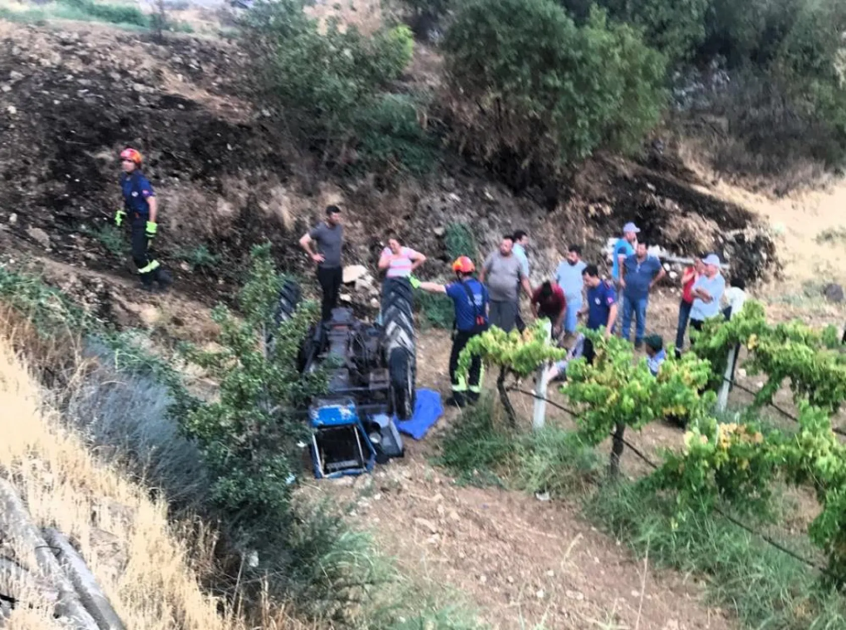 Devrilen traktörün altında kalan karı koca hayatını kaybetti