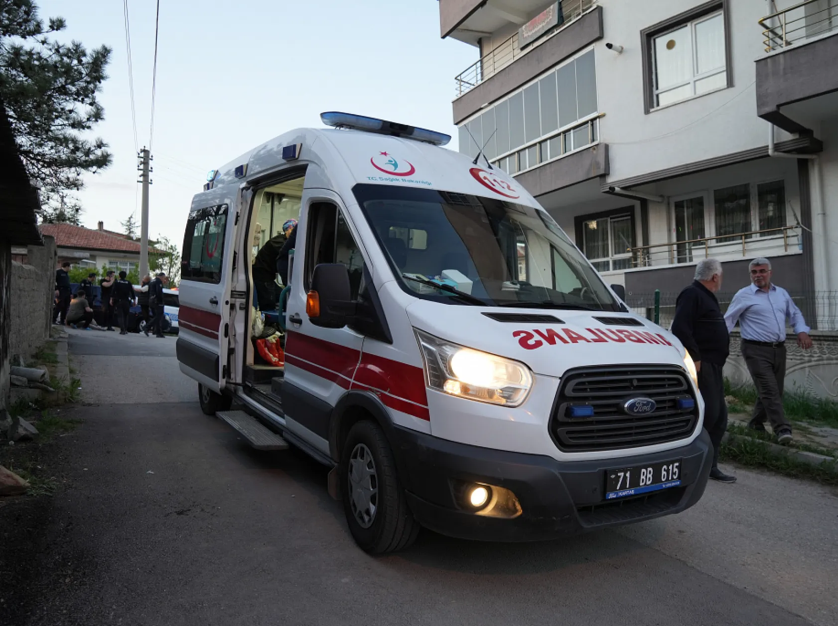 Eşinin telefonuna mesaj atan akrabasını sokak ortasında vurdu: 5 gözaltı