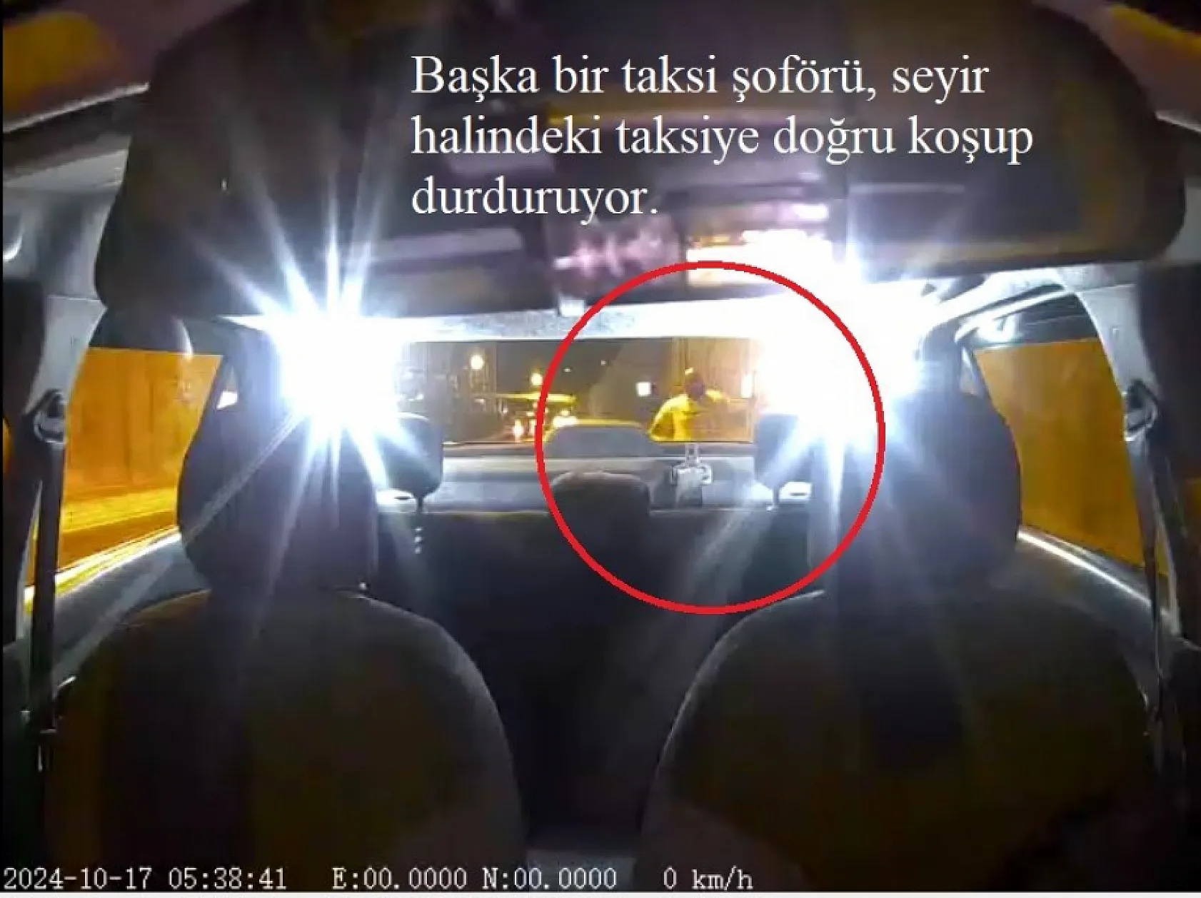 Taksiyi çaldı, ortalığı birbirine katıp hareket eden taksiden atladı