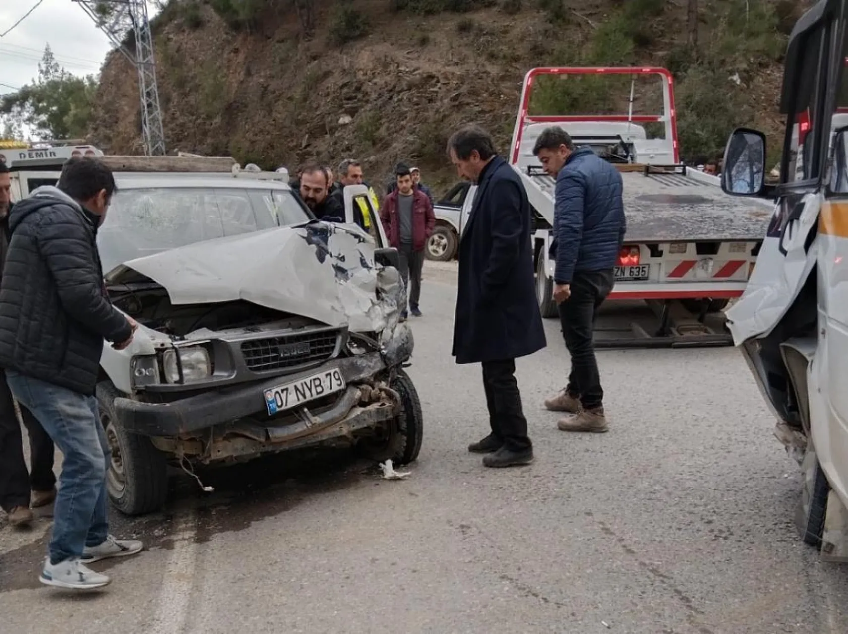 Antalya'da öğrenci servisi ile kamyonet çarpıştı: 21'i öğrenci 24 yaralı
