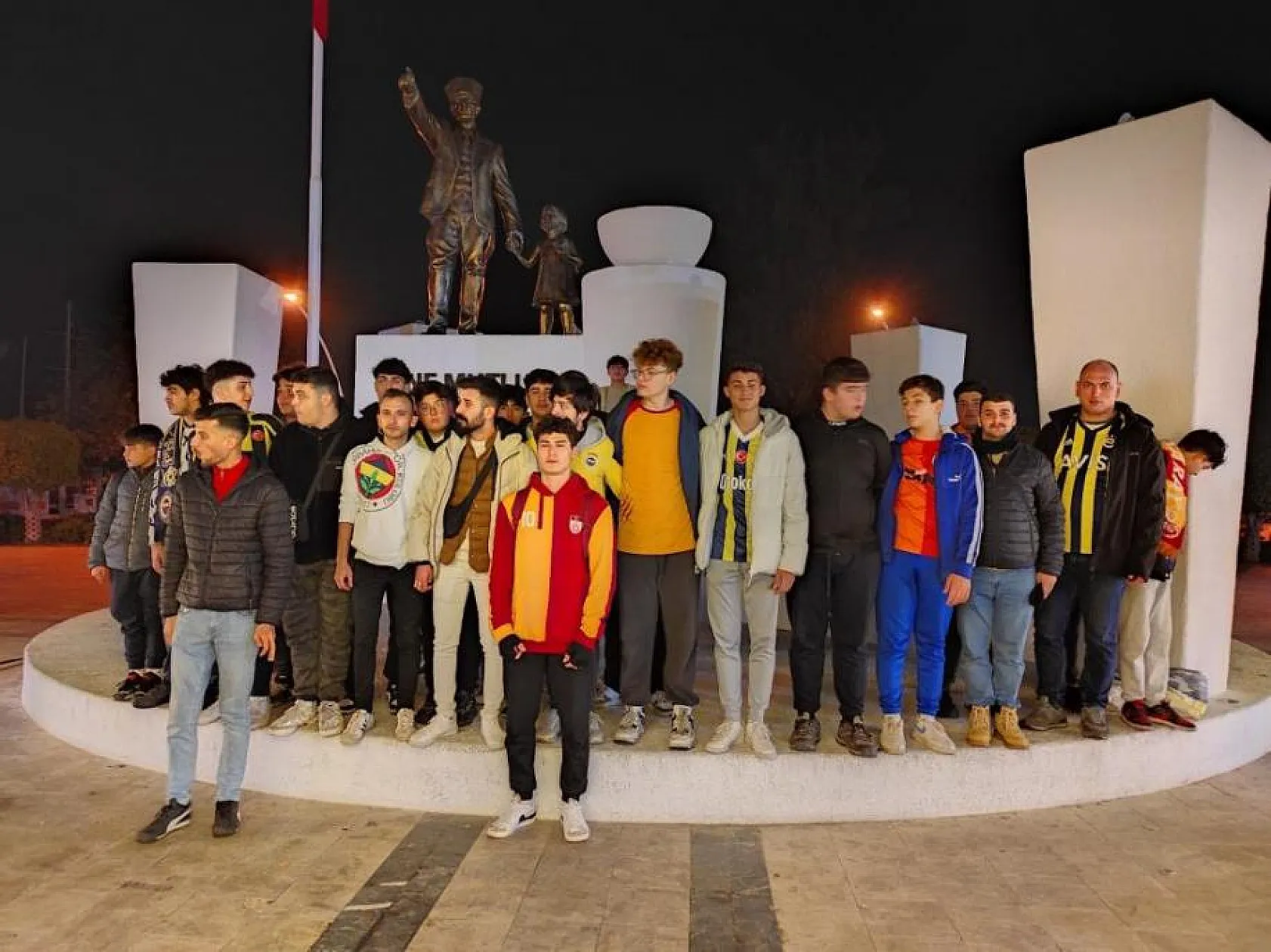 Fethiye'de Fenerbahçe ve Galatasaray taraftarları'ndan Suudi Arabistan'a tepki