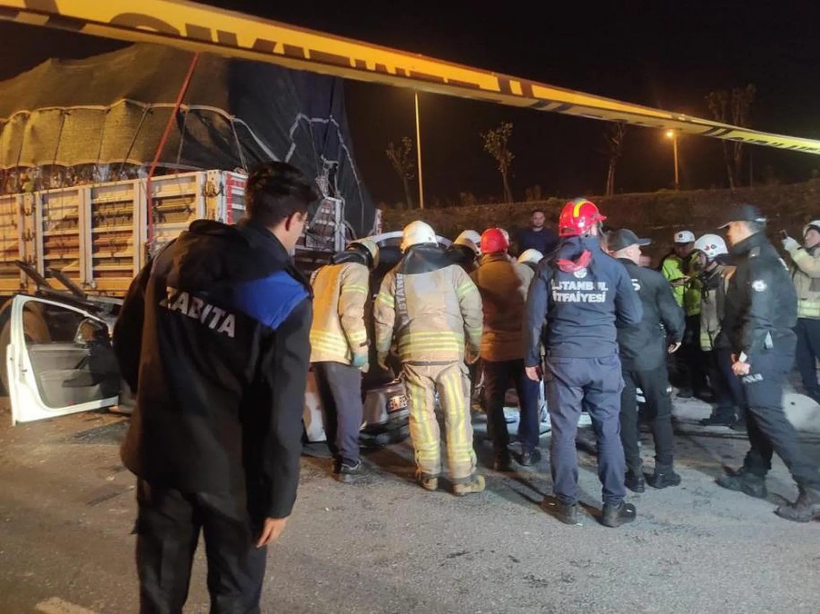 Feci kazada otomobil park halindeki tırın altına girdi, 2 yaralı