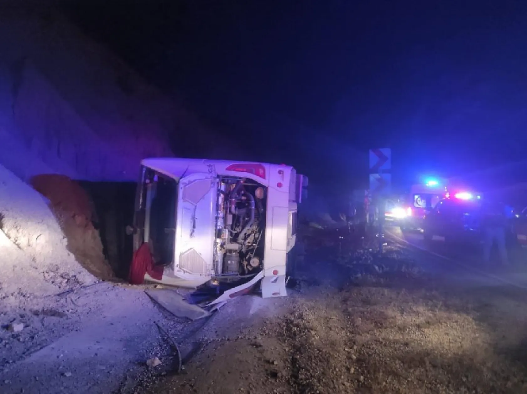 Isparta-Antalya karayolunda yolcu otobüsü devrildi: 13 yaralı