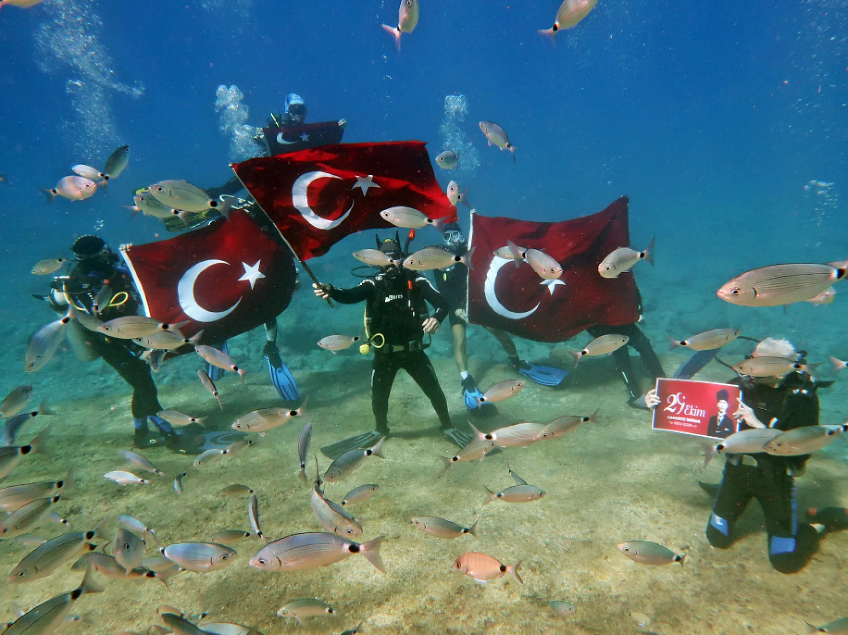 Fethiye'de Cumhuriyet Bayramı'nı deniz dibinde kutladılar