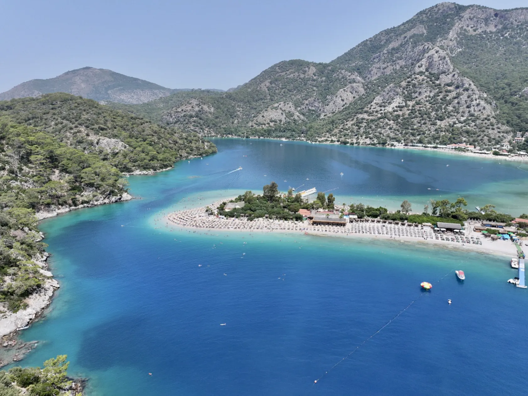 Ölüdeniz'de  bayramın son günü hareketlilik yaşanıyor