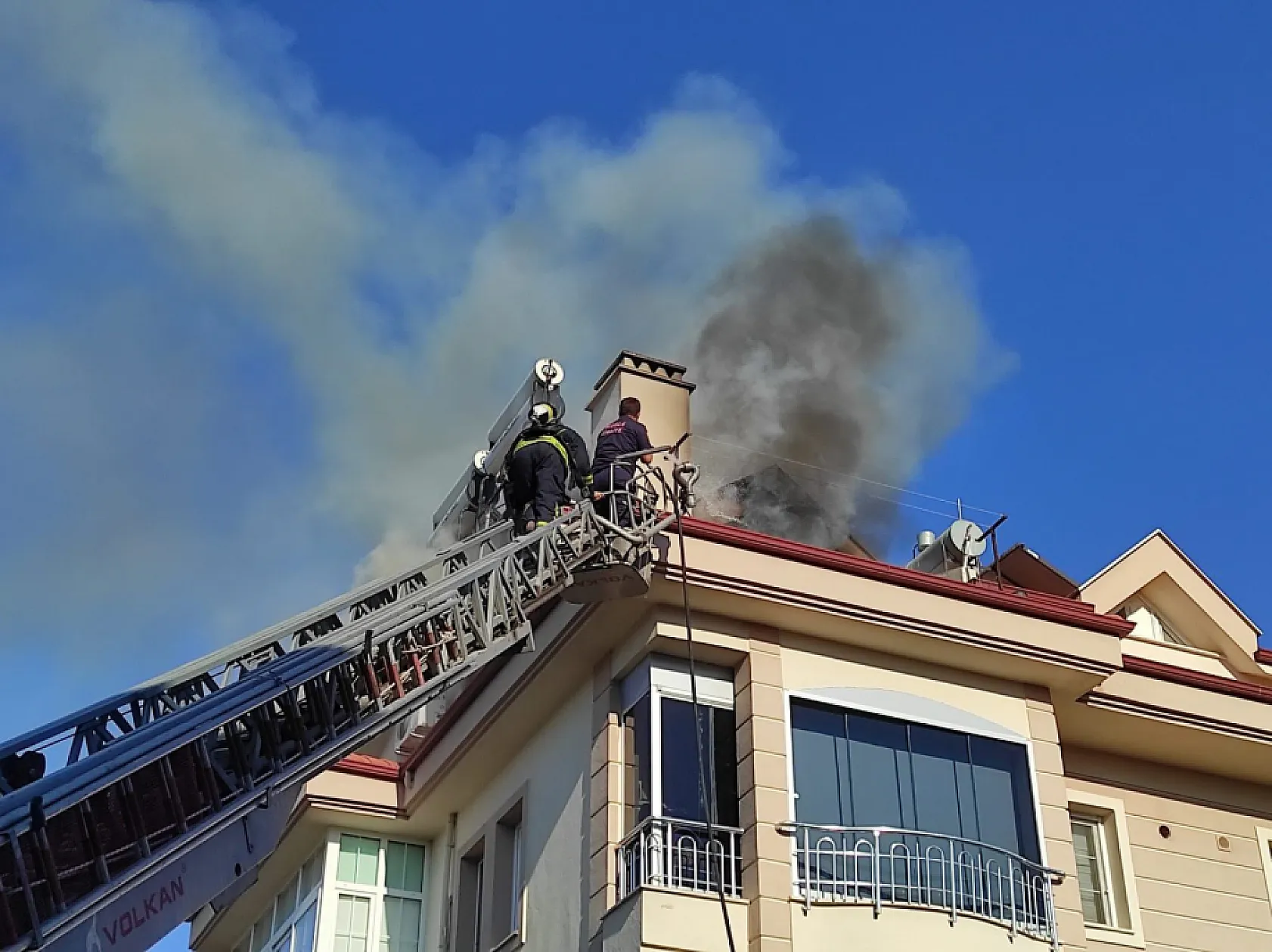 Fethiye'de dehşet dolu anlar, polis eşliğinde tahliye edilen şüphelinin, komşusunun evini ateşe verdiği iddiası!