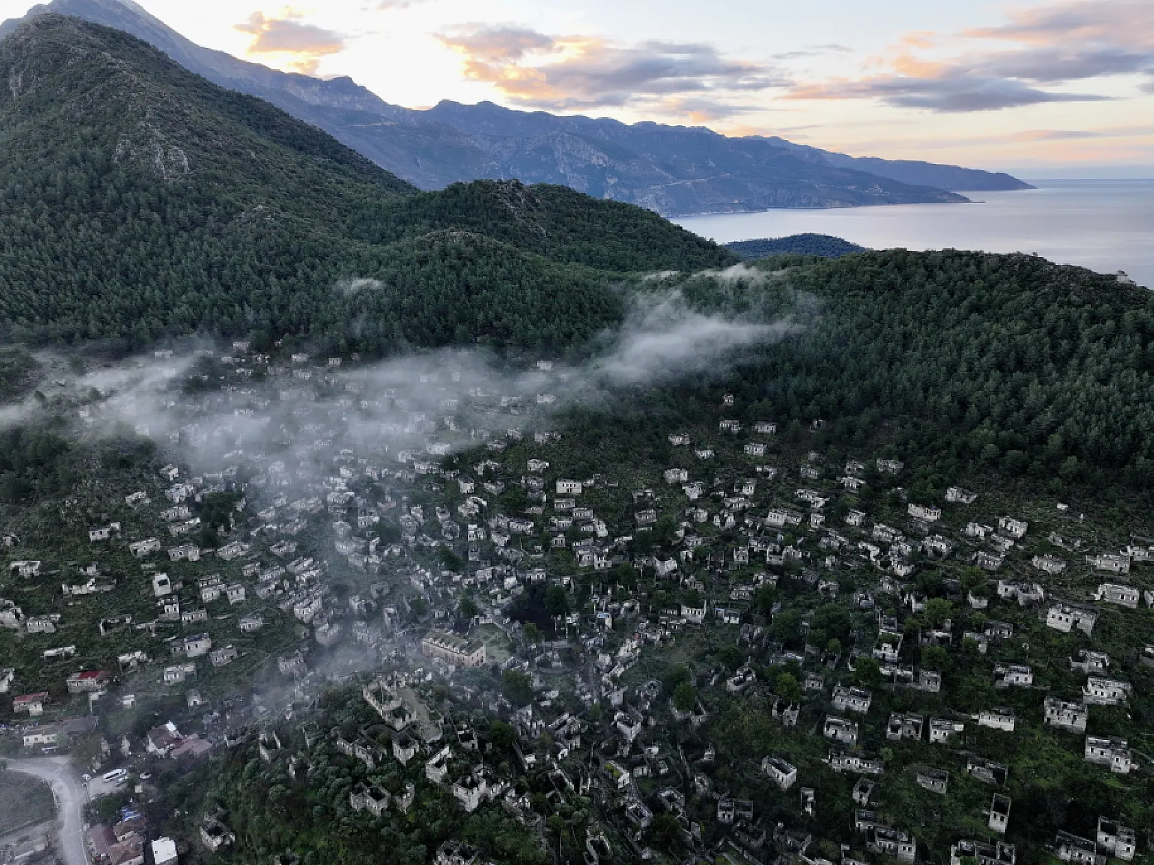 Fethiye'deki 'hayalet köy' olarak anılan Kayaköy'ü sis bulutu kapladı
