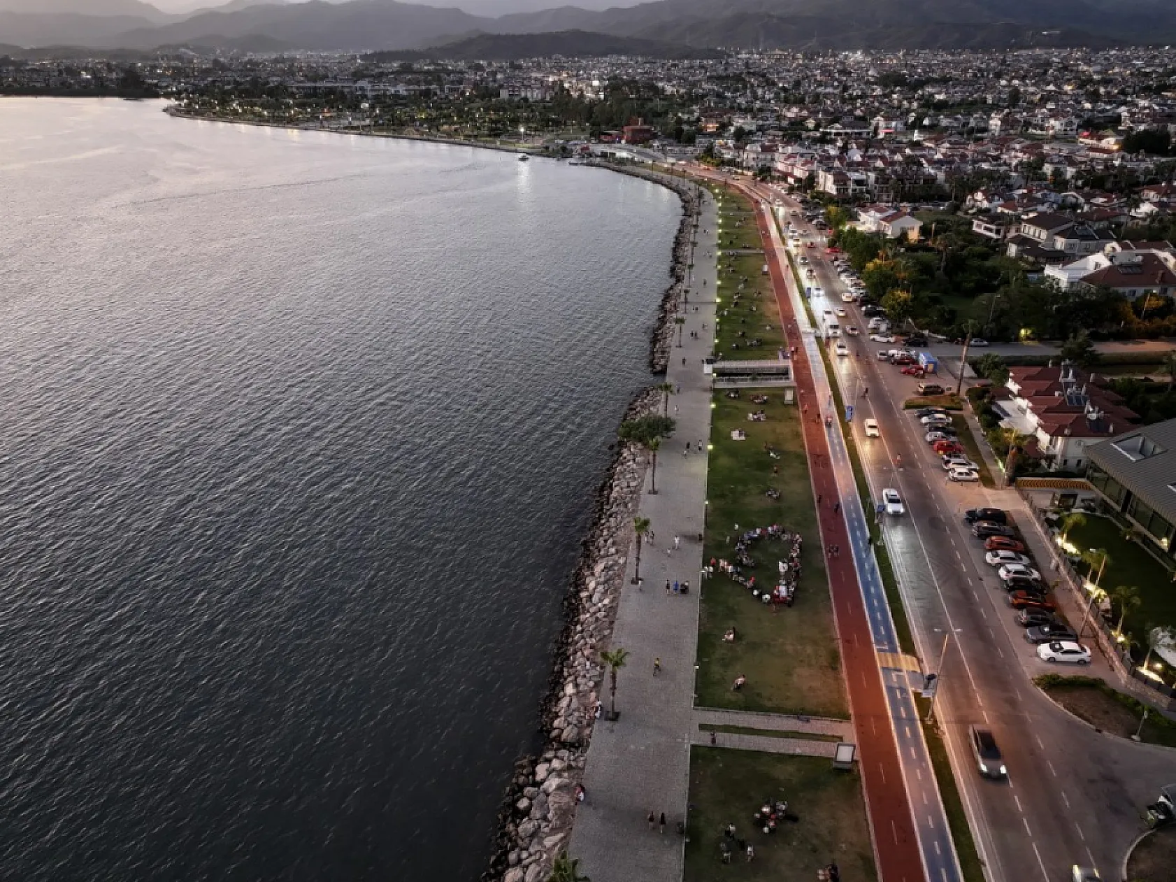 Fethiye'de sıcak havadan bunalanlar sahilde yoğunluk oluşturdu