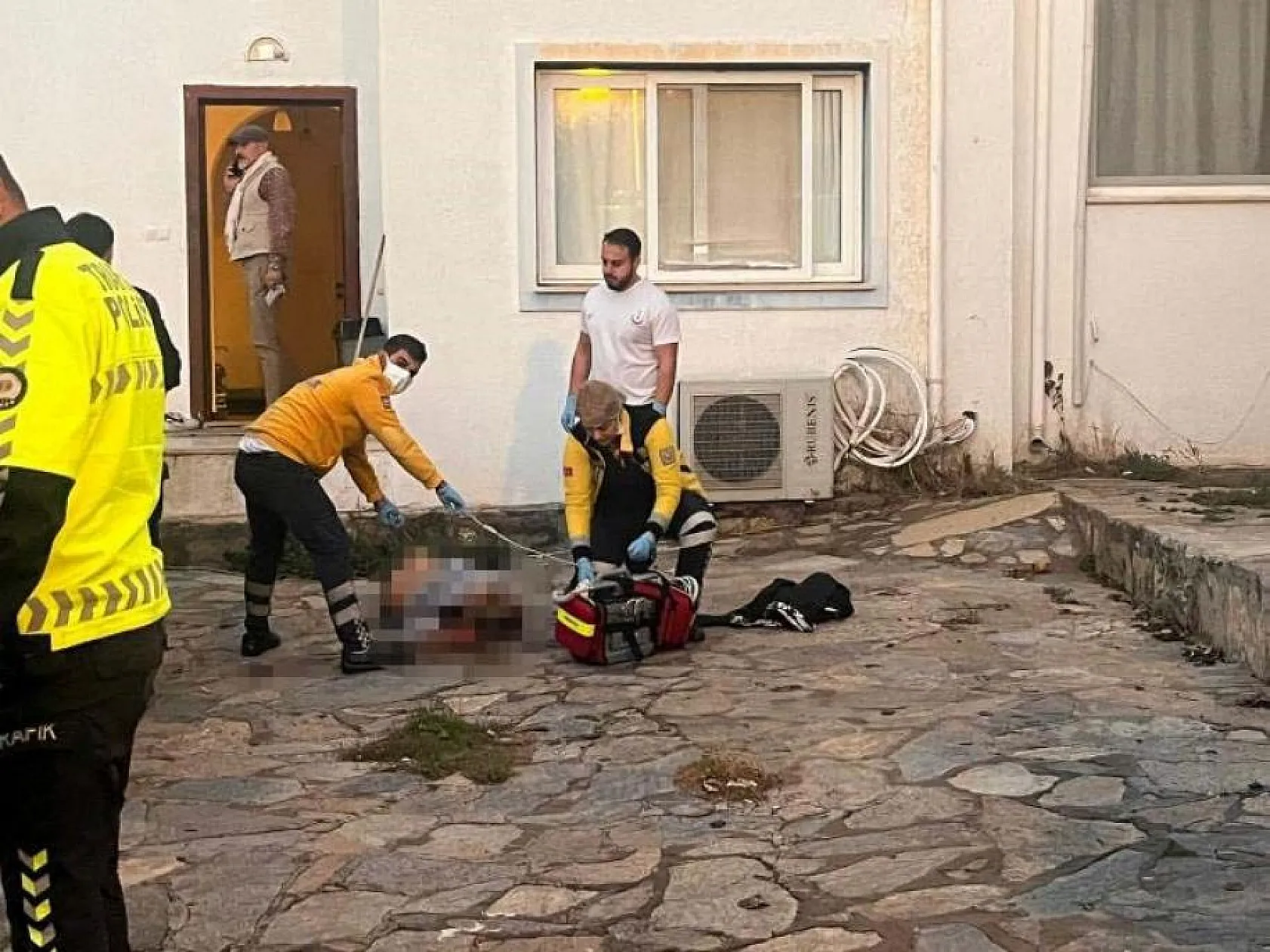 Annesini boğazından bıçaklayarak öldürdü