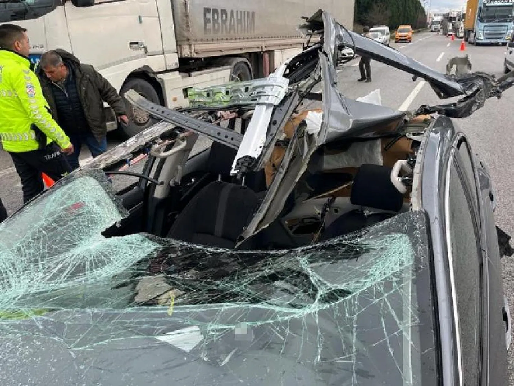 Tıra çarpan otomobilin tavanı koptu: 3 yaralı
