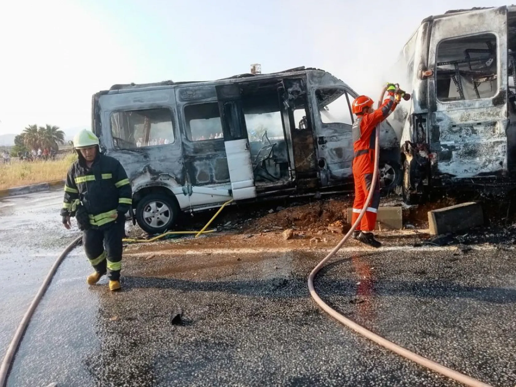 Muğla'da iki minibüs çarpıştı, 4'ü ağır 14 yaralı