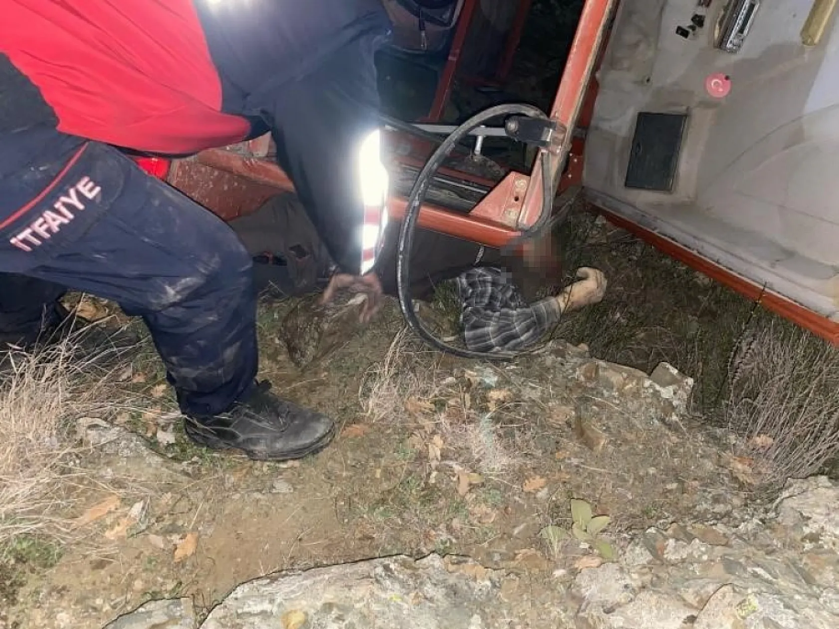 Uçuruma yuvarlanan traktör can aldı