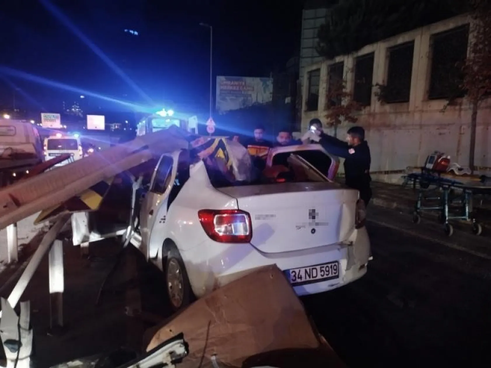 Gece yarısı feci kaza: 1 kişi yaşamını yitirdi, sürücü ağır yaralı