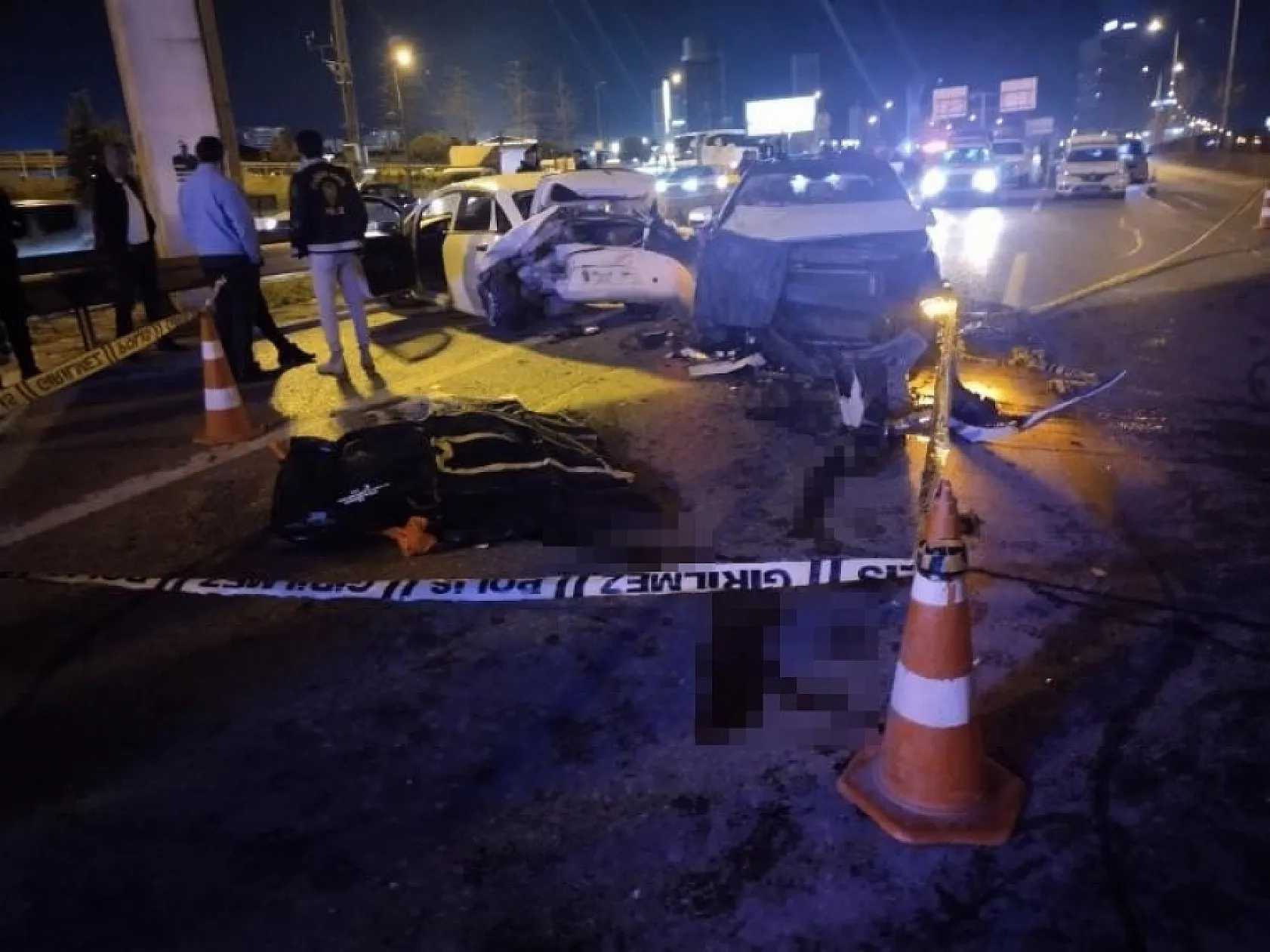 Emniyet şeridindeki sürücüye otomobil çarptı: 1 ölü