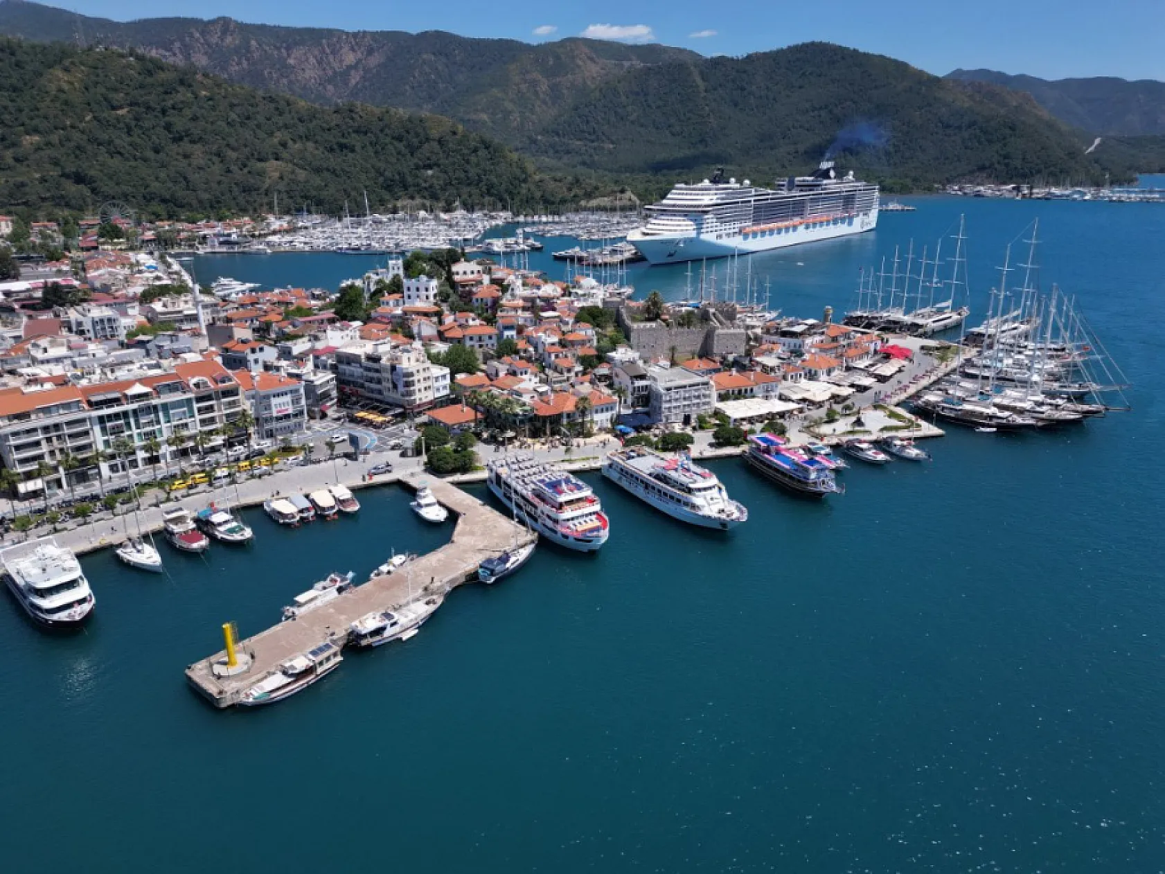 'MSC Divina' kruvaziyeri Marmaris'e 3 bin 471 yolcusuyla geldi