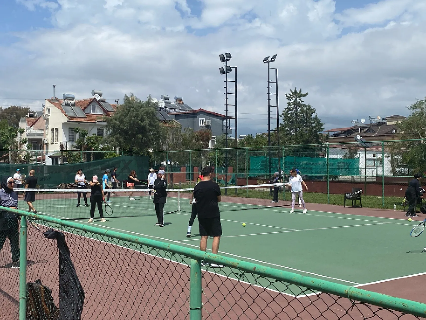 Fethiye Belediyesi'nin Ücretsiz Tenis Kursuna yoğun ilgi
