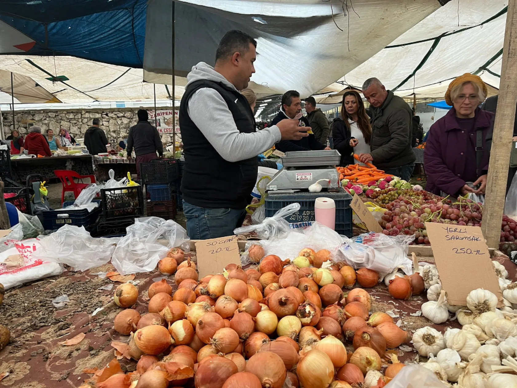 Fethiye Cuma Pazarı Esnafı Akdan, 'Yağışlar Fiyatları Etkiliyor, Ama Pazar Yine İyi'