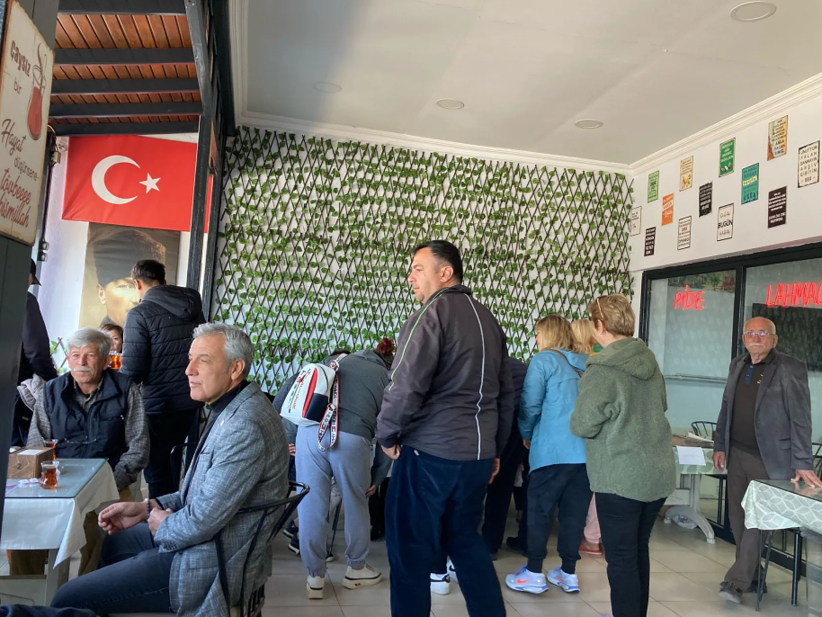 Foça ve Akarca sandık başında, yoğun katılım dikkat çekiyor