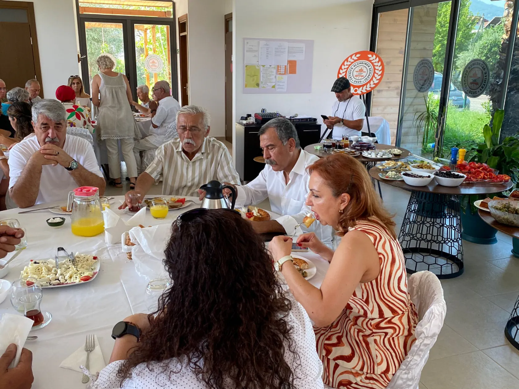 Fethiye'de Basın Özgürlüğü Kutlaması: Alzheimer Derneği'nden Gazetecilere Kahvaltı Etkinliği
