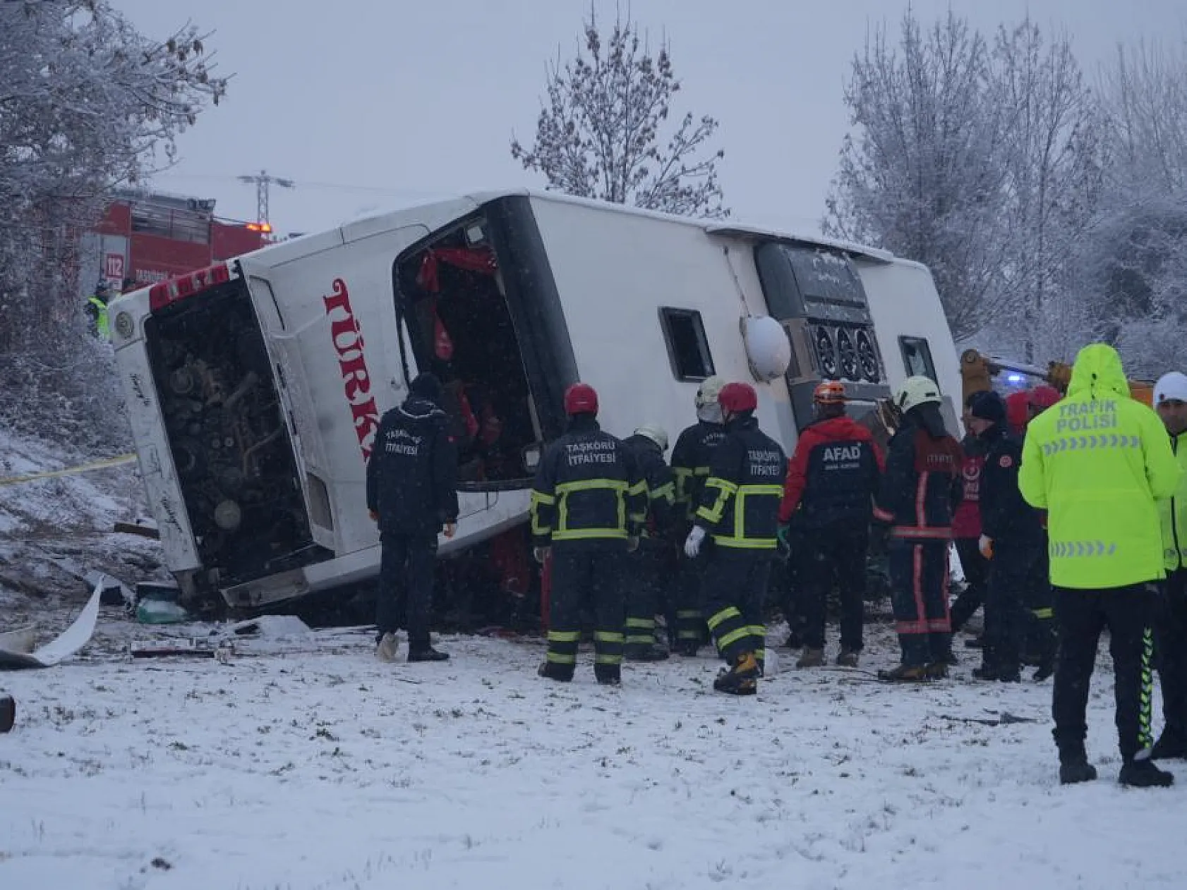 Yolcu otobüsü devrildi! 6 kişi öldü 33 kişi yaralandı..