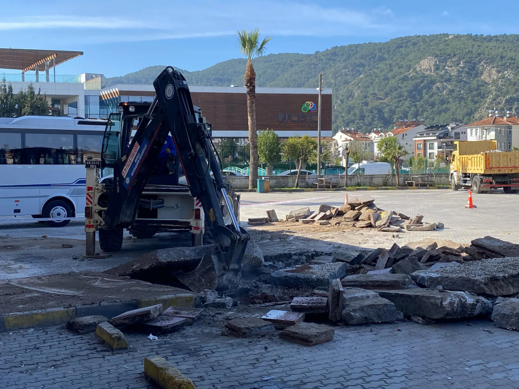 Fethiye Otogarı'nda bozulan zemin onarılıyor