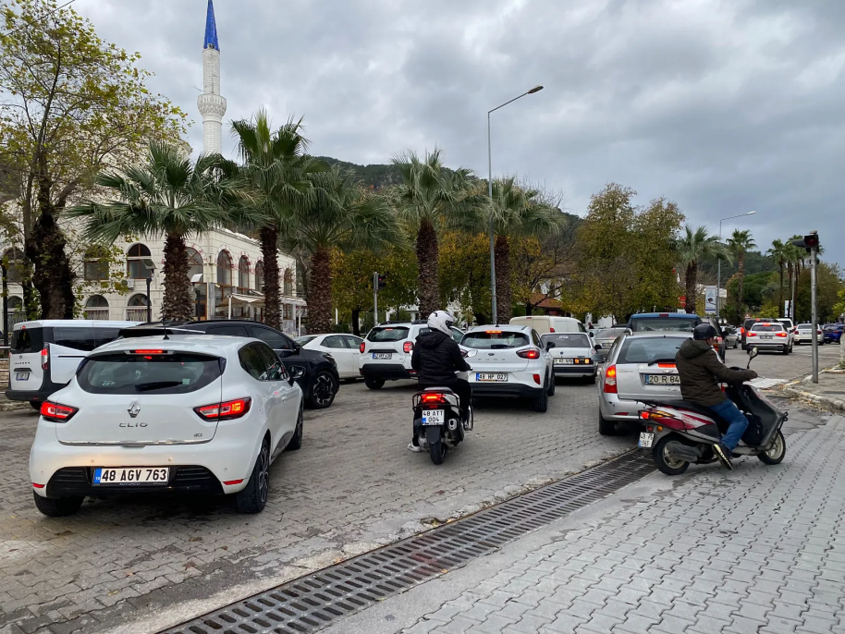 Fethiye Çarşısı'nda Şiddetli Yağış Sonrası Trafik Yoğunluğu