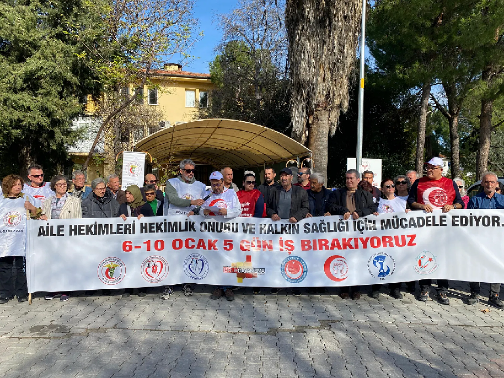 Fethiye'de Aile Hekimleri 5 Günlük Eyleme Başladı 'Yönetmelikler Bizi Yok Ediyor'