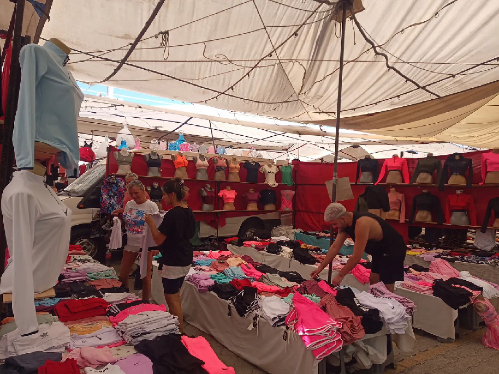 Fethiye Salı Pazarı'nda Şaşkınlık Yaratan Fiyat Etiketleri, Yabancı Para Birimleri Kullanılıyor!