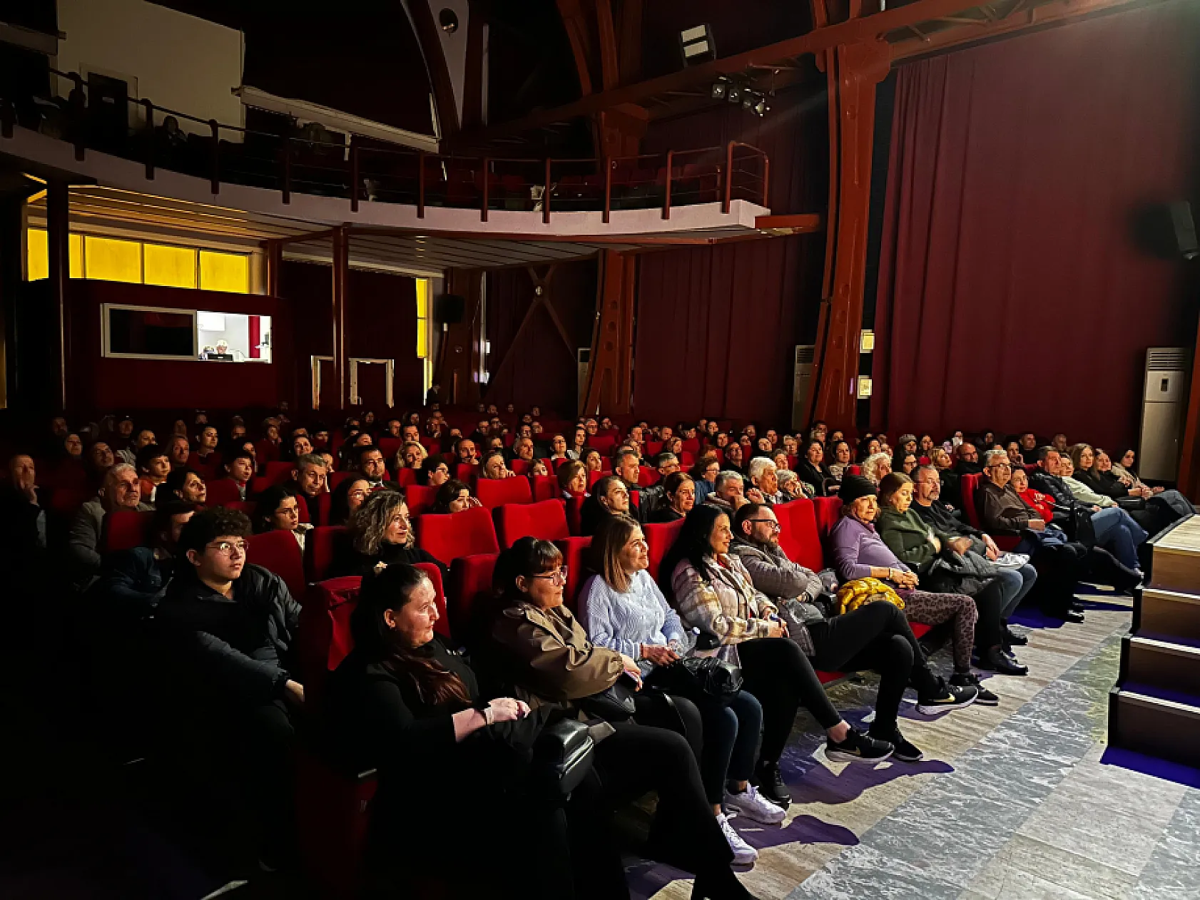 Fethiye'de 'Köşe Kapmaca' Tiyatro Oyunu Büyük İlgi Gördü
