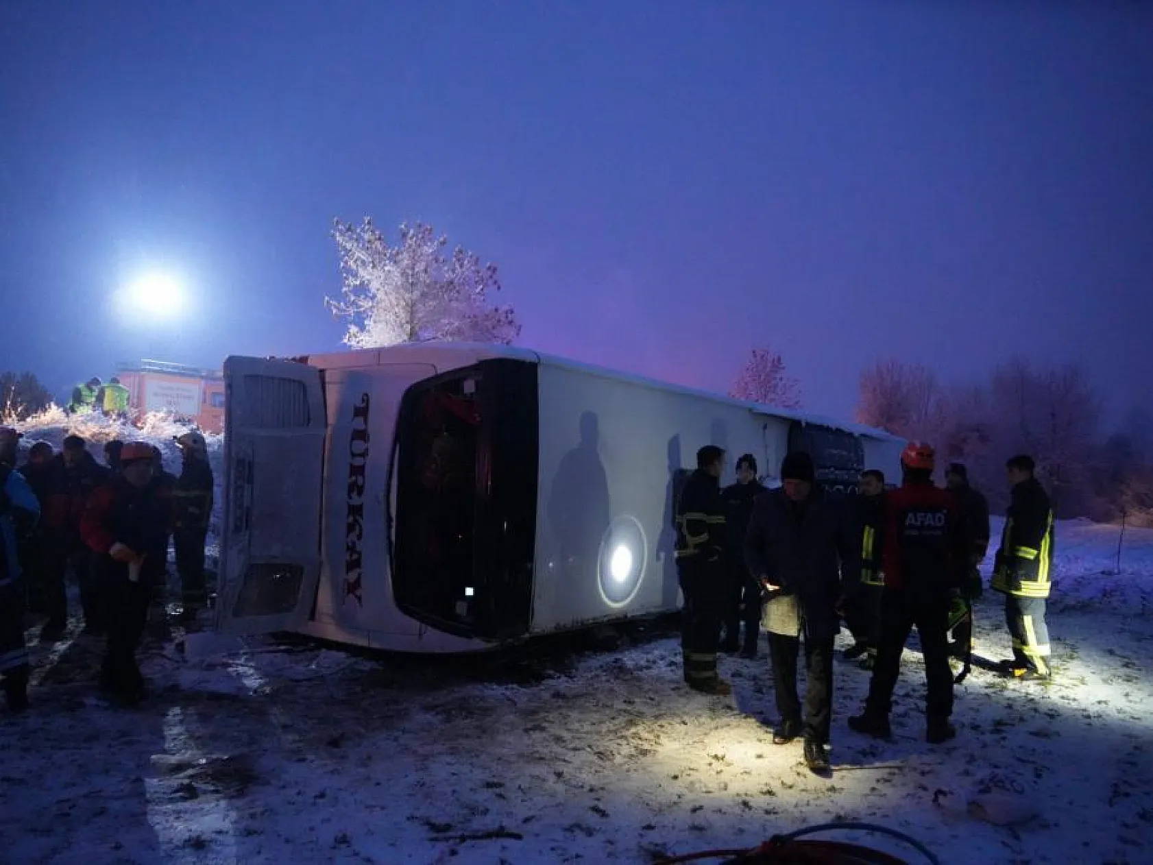 Yolcu otobüsü devrildi! 6 kişi öldü 33 kişi yaralandı..