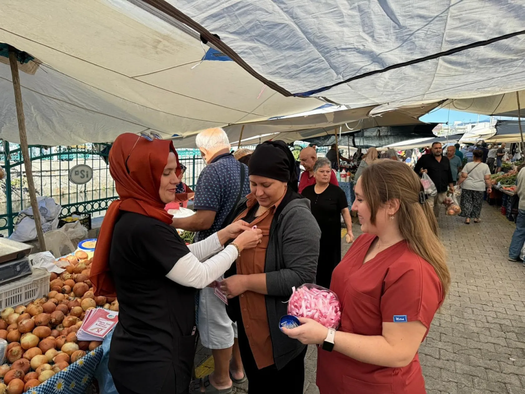 Fethiye Belediyesi'nden Cuma Pazarı'nda meme kanseri farkındalık çalışması