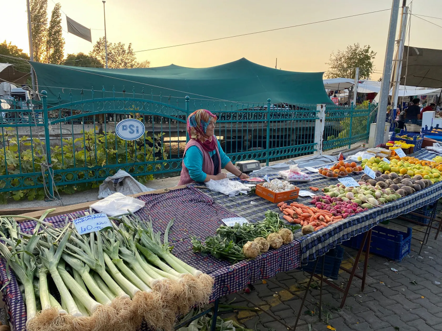 Fethiye Salı Pazarı'nda Fiyatlar Akşam Yarı Yarıya Düşüyor