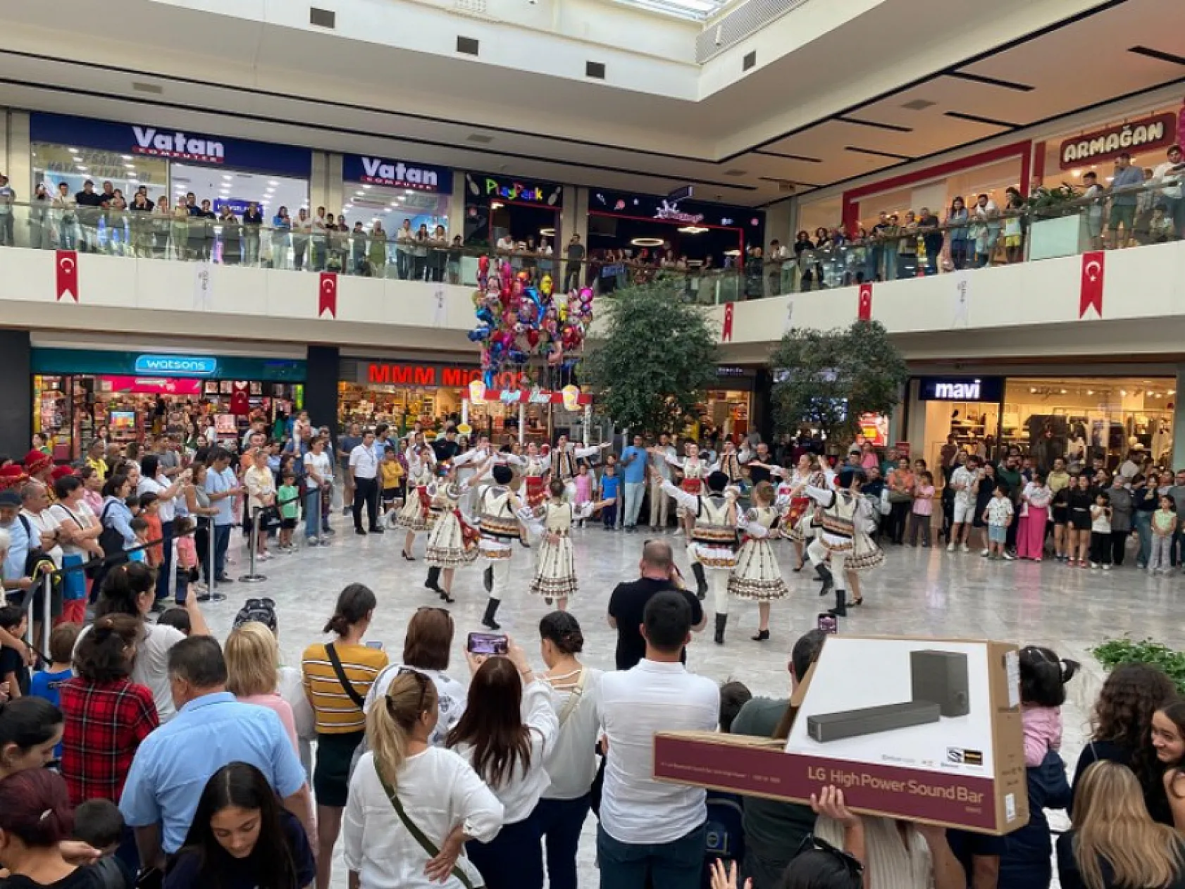 Fethiye'de 29 Ekim Cumhuriyet Bayramı Etkinlikleri Uluslararası Dans Gösterileriyle Başladı