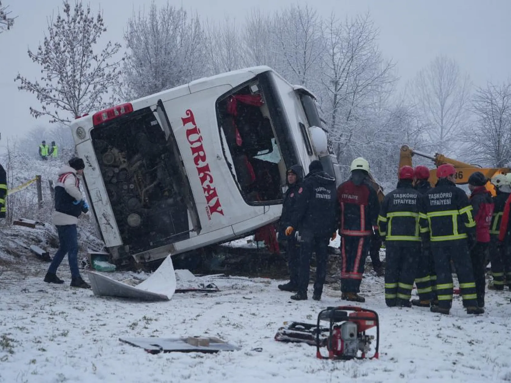 Yolcu otobüsü devrildi! 6 kişi öldü 33 kişi yaralandı..