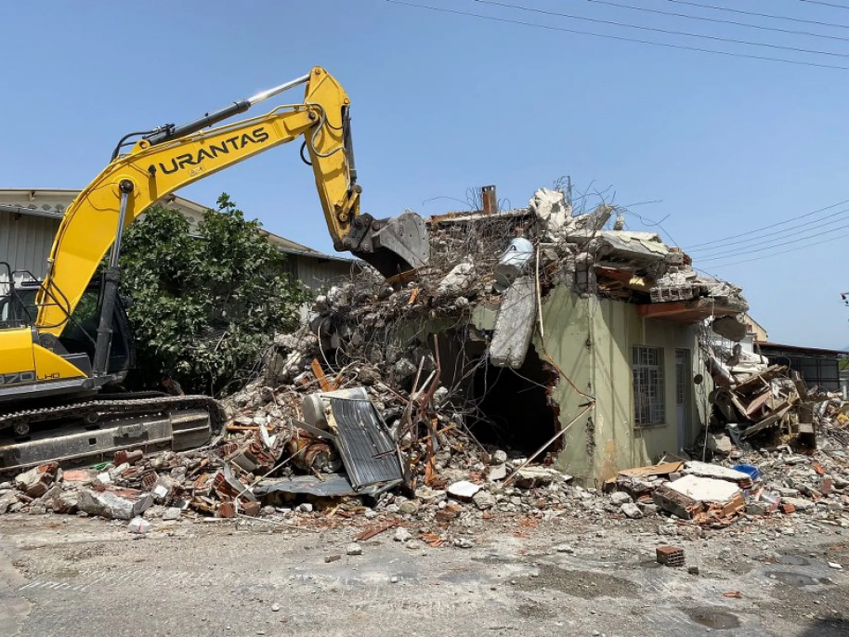Fethiye'de O Bina Yolun Ortasında Kalıyordu, Yıkım İşlemleri Başladı