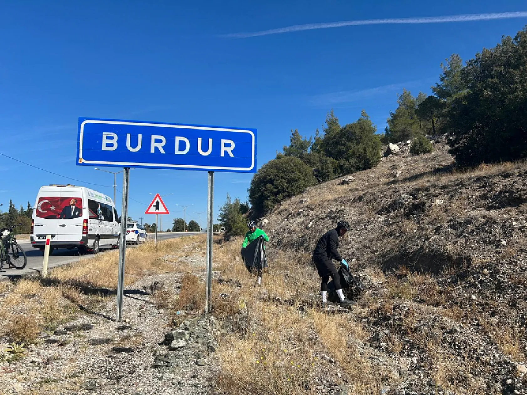 Fethiye'den Anıtkabir'e Yola Çıkmışlardı, Burdur'da Çevre Temizliği'ne Dikkat Çektiler