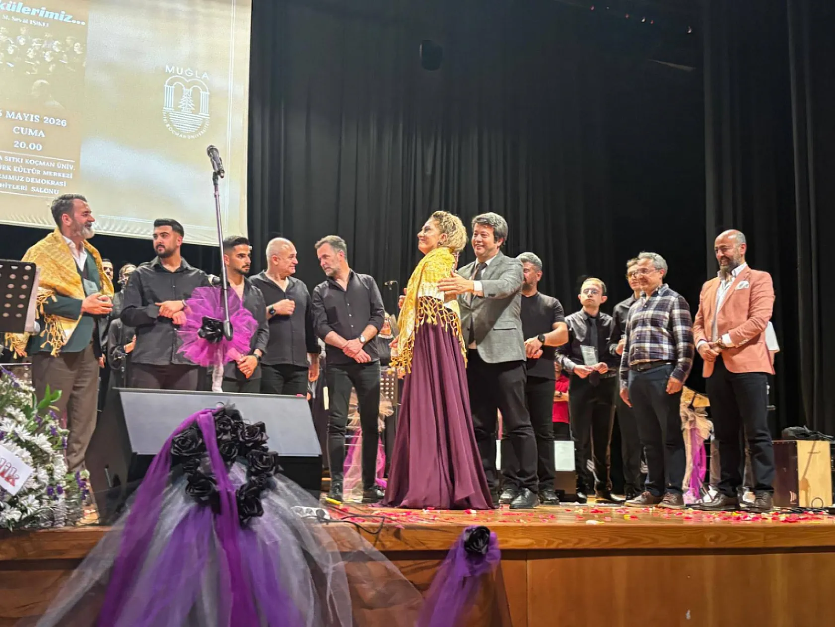 MSKÜ Türk Halk Müziği Topluluğu Konserinde Hüseyin Turan'a Anlamlı Hediye